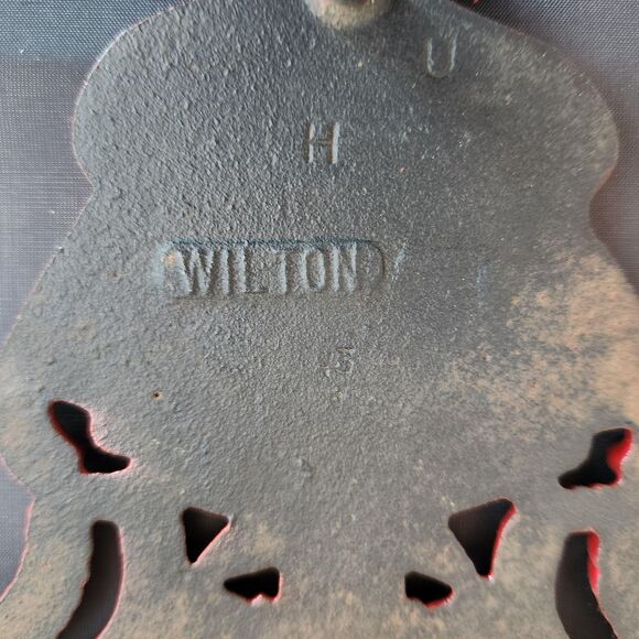 Cast Iron Sunburst Girl Bonnet Footed Trivet Red Enamel Set 2 VTG Folk Art Wall - Picture 10 of 10